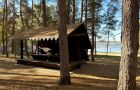 Летняя беседка открытого типа на базе отдыха "Аркадия" вблизи водоема у Белгорода