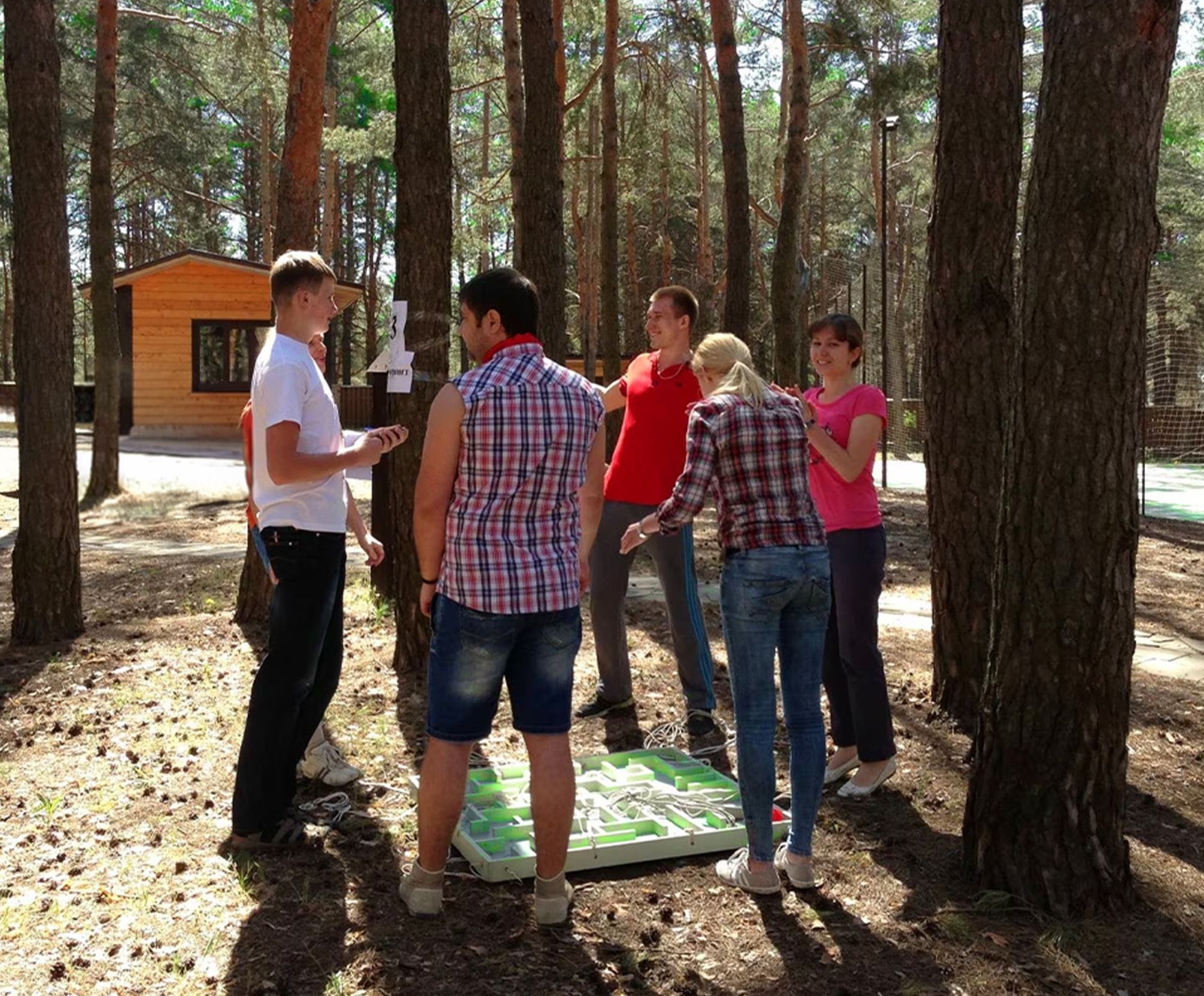 Игры на территории базы отдыха "Аркадия" в сосновом лесу