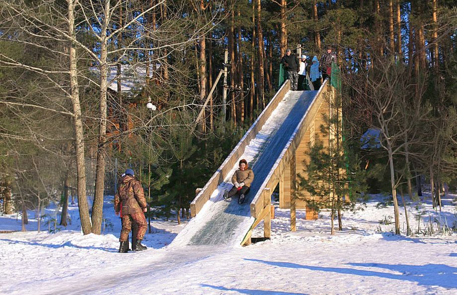 Зимняя горка для катания на тюбингах и санках на базе отдыха «Аркадия»