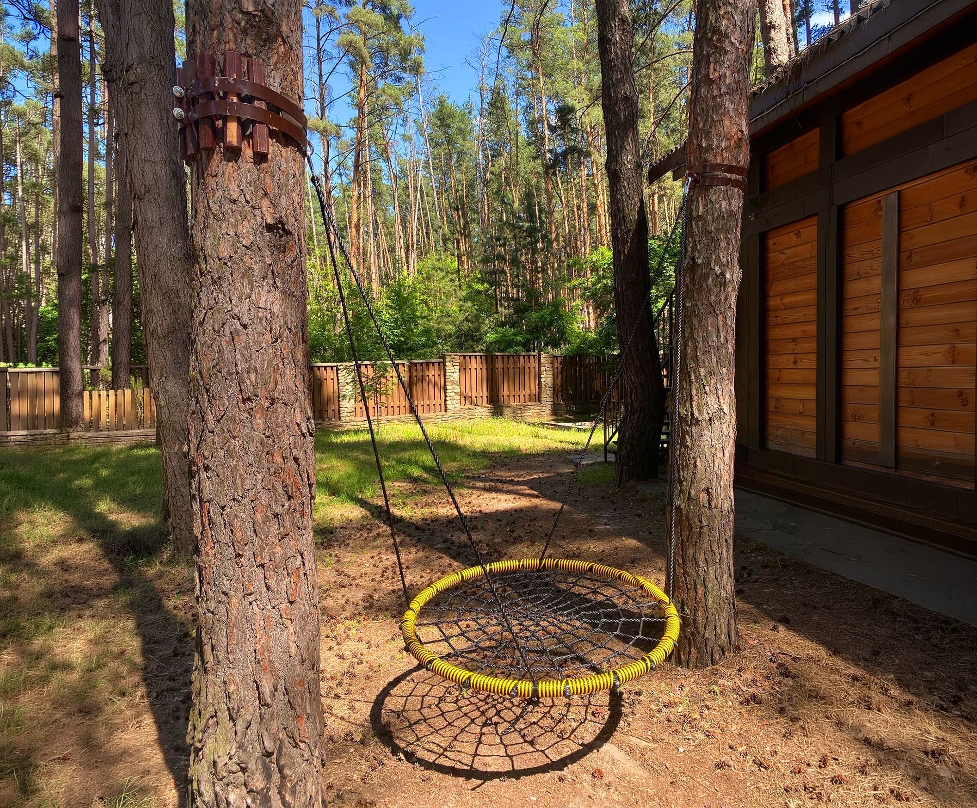 Территория базы отдыха с прогулочными дорожками и лесным окружением