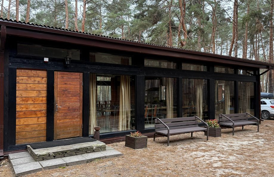 Интерьер стеклянной беседки для отдыха компанией на базе отдыха "Аркадия"