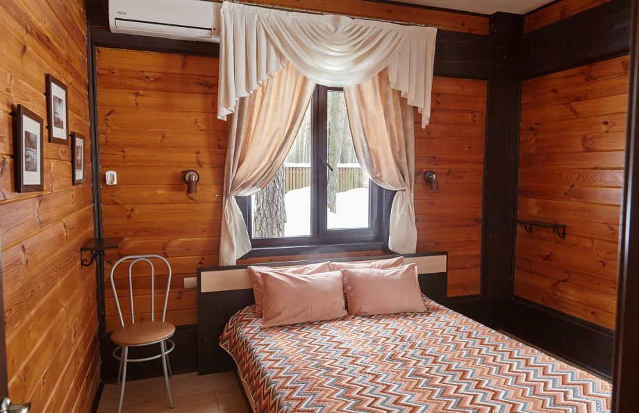Спальня в доме на 12 человек с двуспальной кроватью