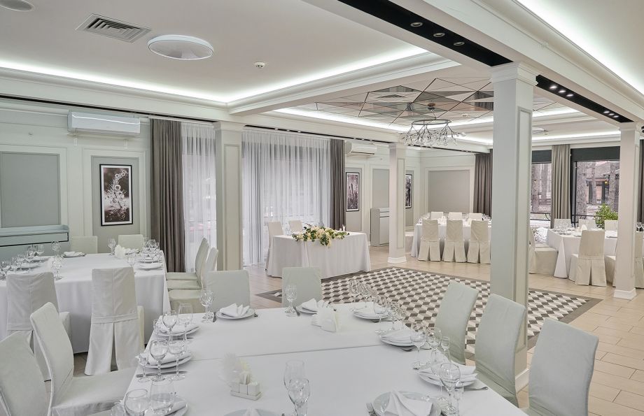 Интерьер большого зала ресторана «Аркадия» с просторной посадкой