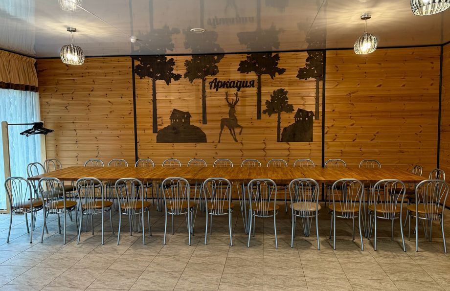 Интерьер каменной закрытой беседки для отдыха компанией на базе отдыха "Аркадия"