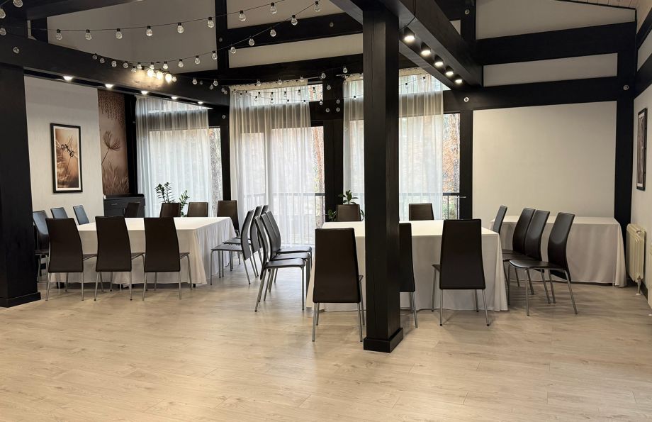 Интерьер малого зала ресторана «Аркадия» с уютной посадкой