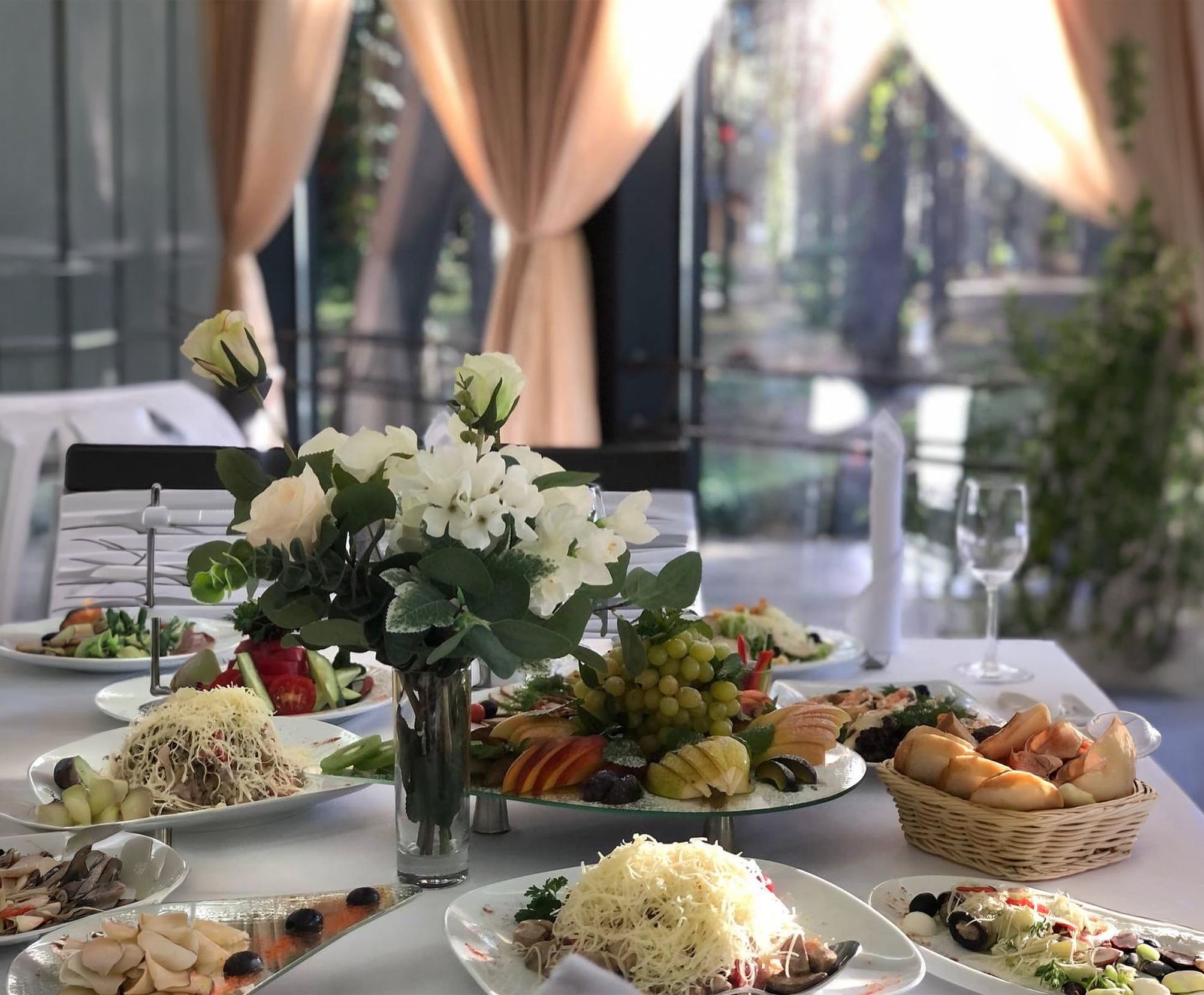 Накрытый стол на банкете базы отдыха «Аркадия»