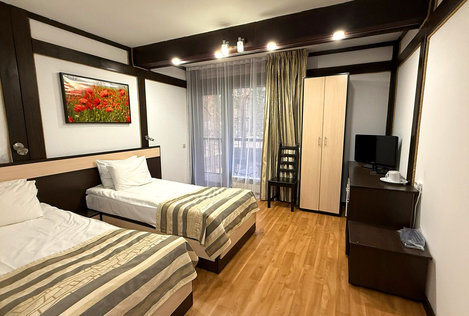 двухместный номер в коттеджном корпусе среди соснового бора