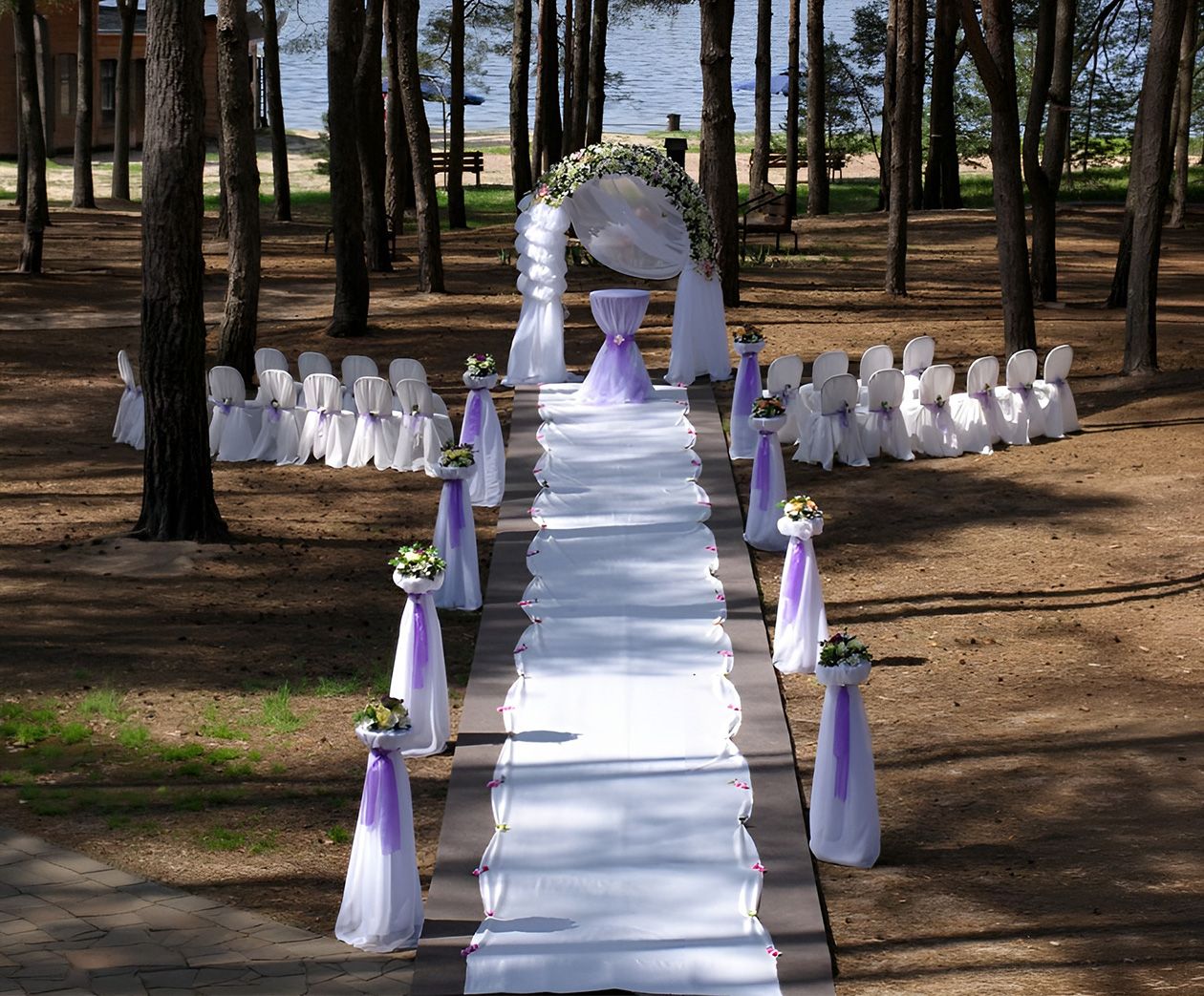 Свадебный банкетный зал базы отдыха «Аркадия» с сервированными столами