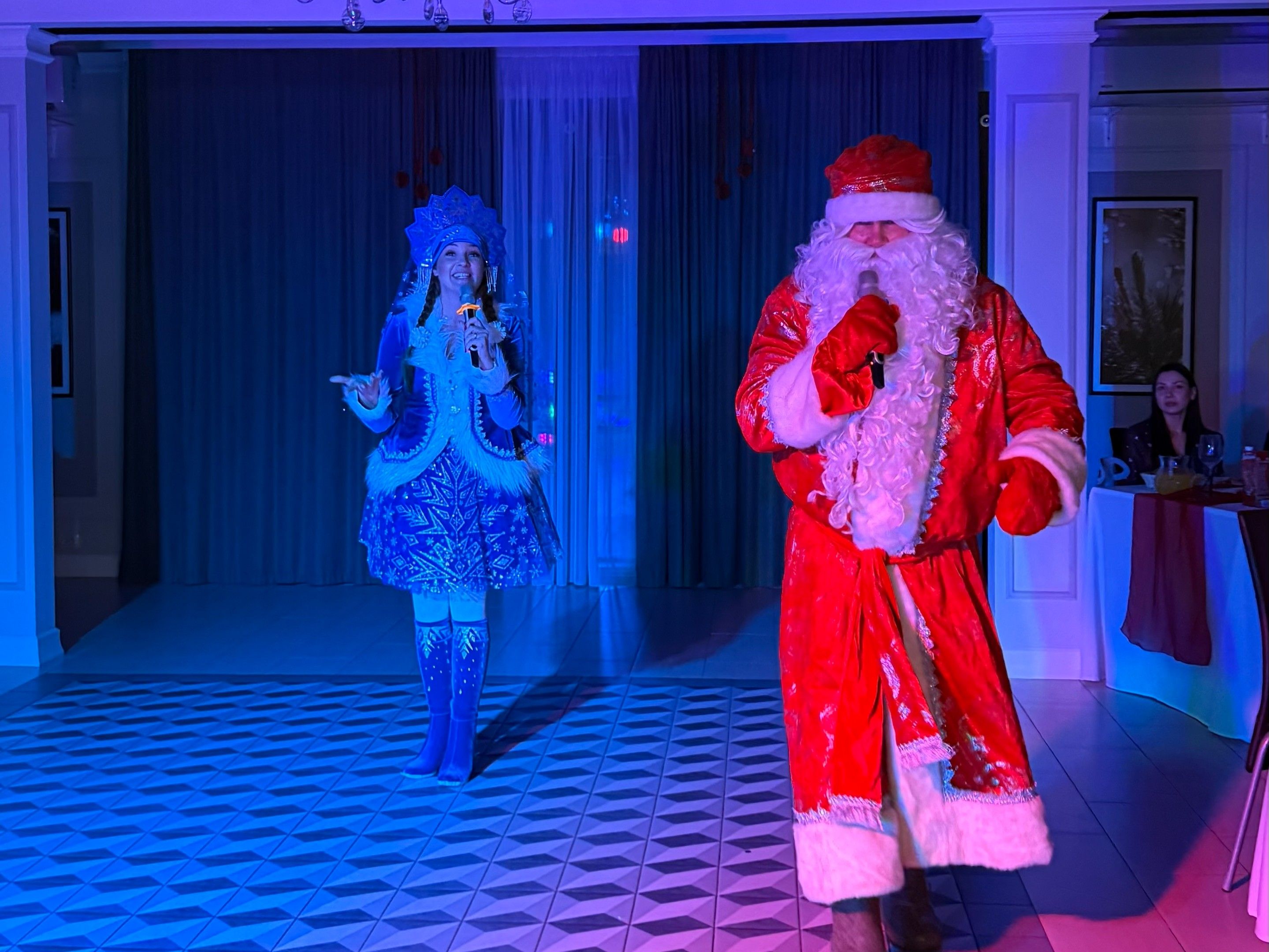 Новогодний корпоратив в резиденции "Аркадия" - праздничное оформление, просторный зал и приватная атмосфера для компании