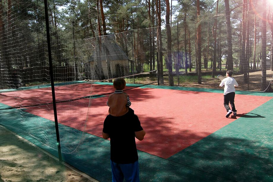 Активные игры на спортивной площадке базы отдыха «Аркадия»