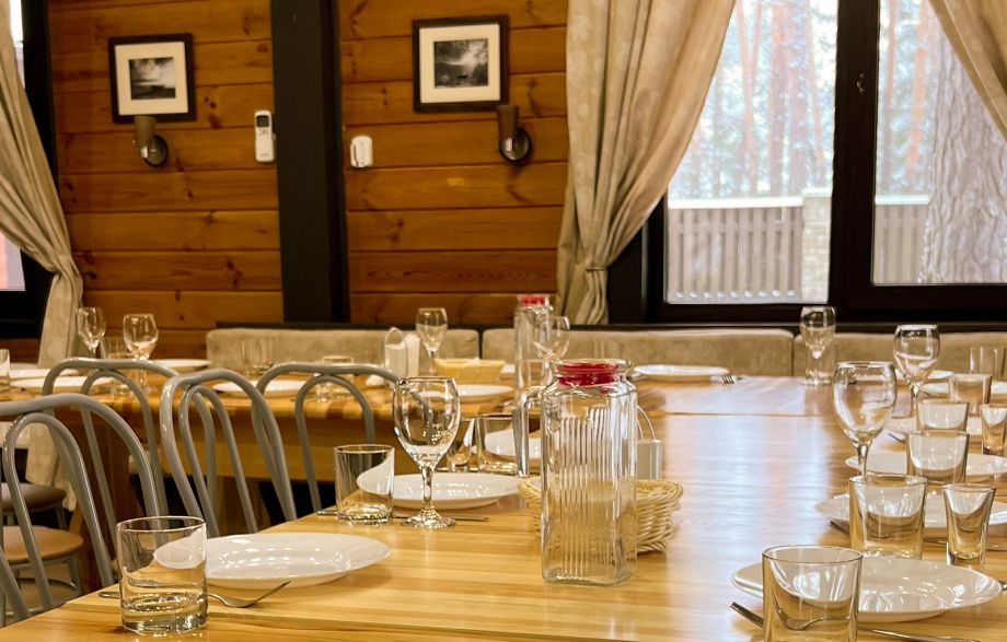 Обеденная зона коттеджа «Аркадия» – сервировка стола и уютный интерьер для совместного отдыха