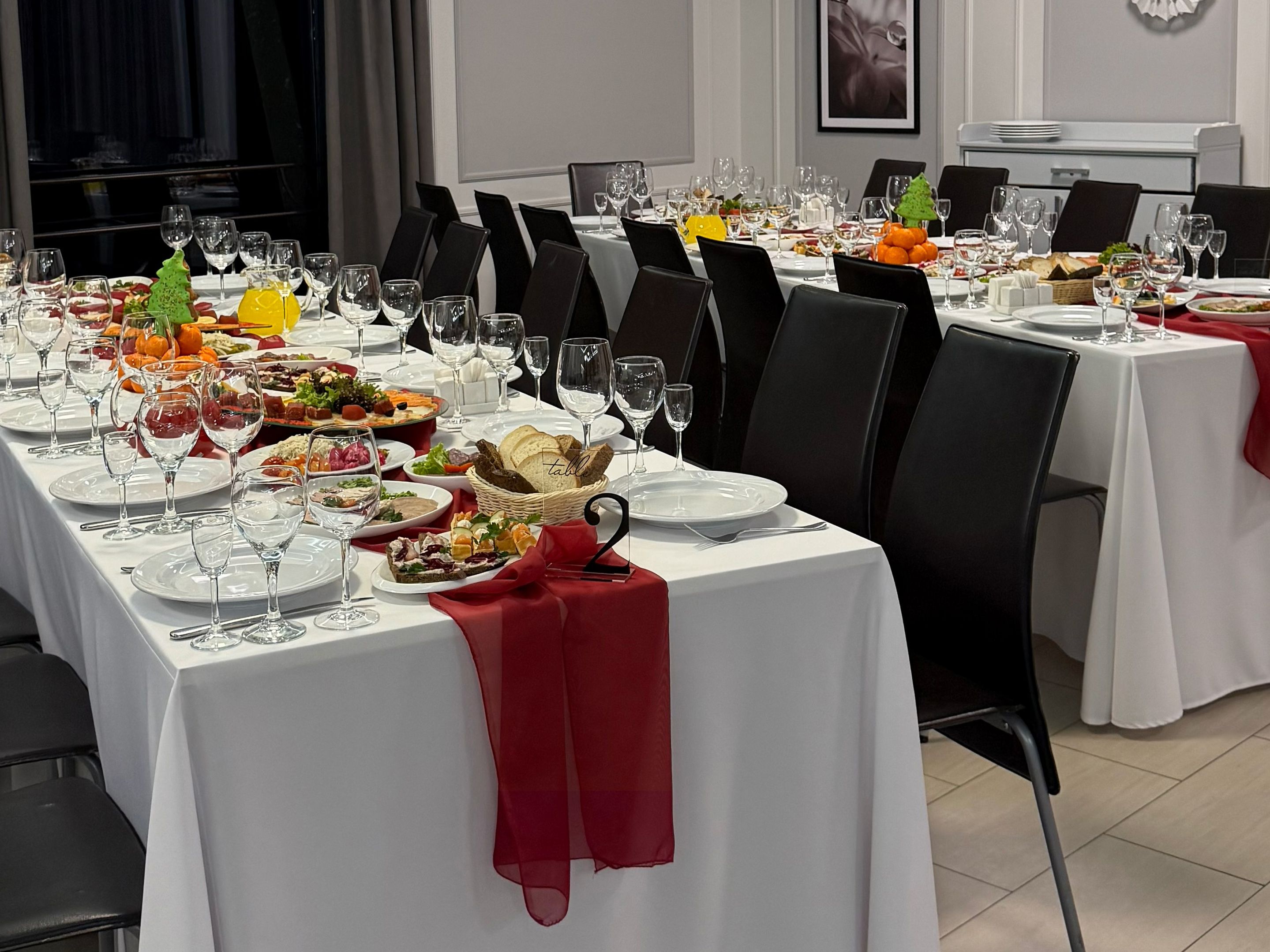 Ресторан в резиденции "Аркадия" - интерьер зала, сервировка столов и спокойная атмосфера