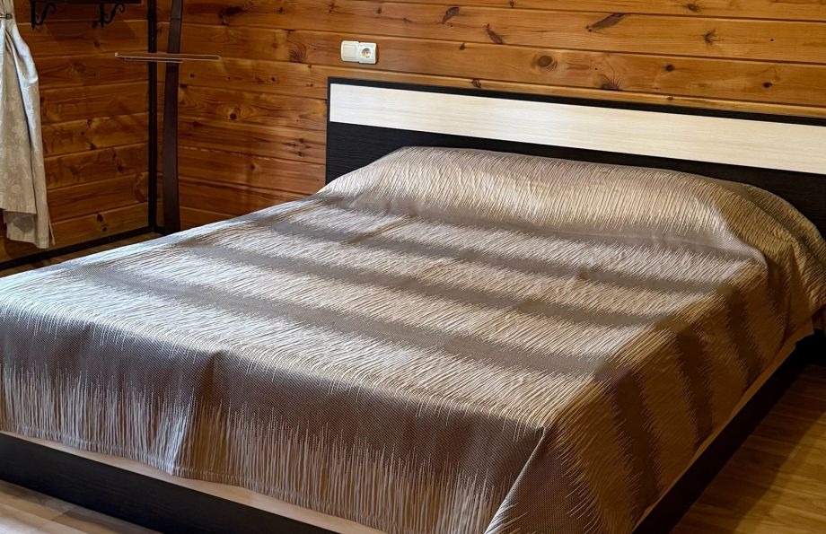 двуспальная кровать в домике на 6 человек