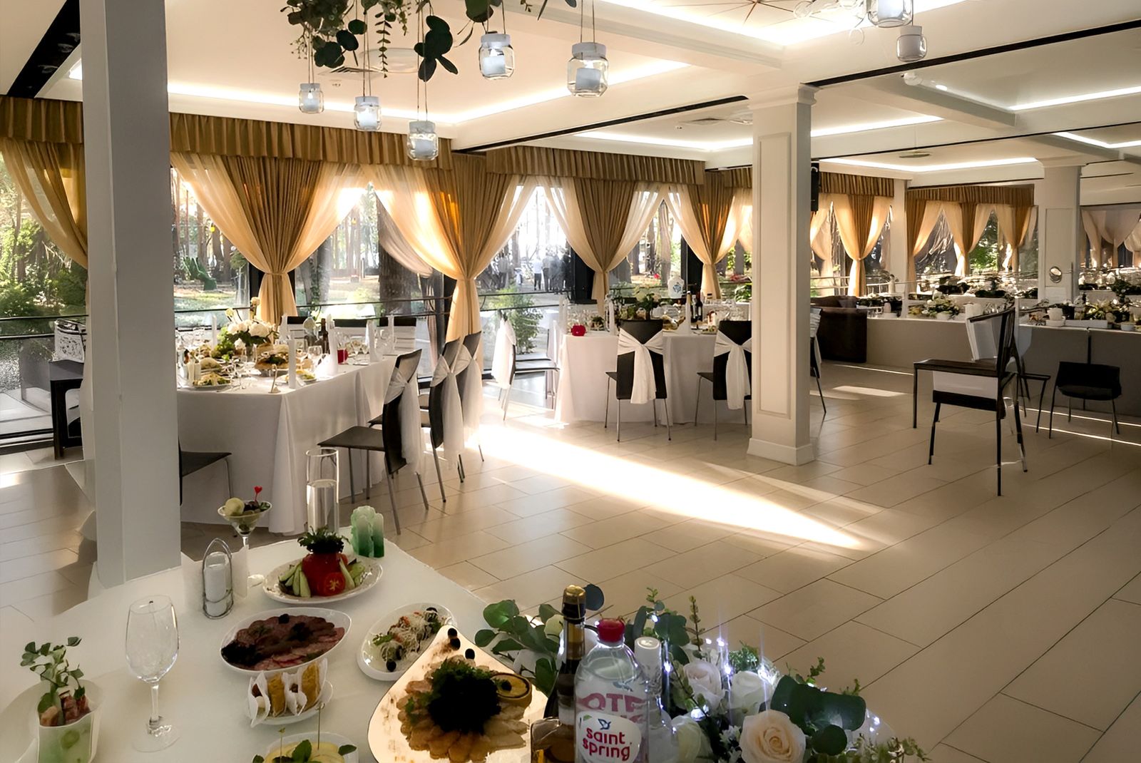 Корпоратив в ресторане «Аркадия» — банкетный зал и сервировка