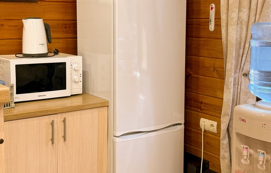 Кухонная зона в коттедже на базе отдыха «Аркадия» – холодильник, техника и удобства для проживания