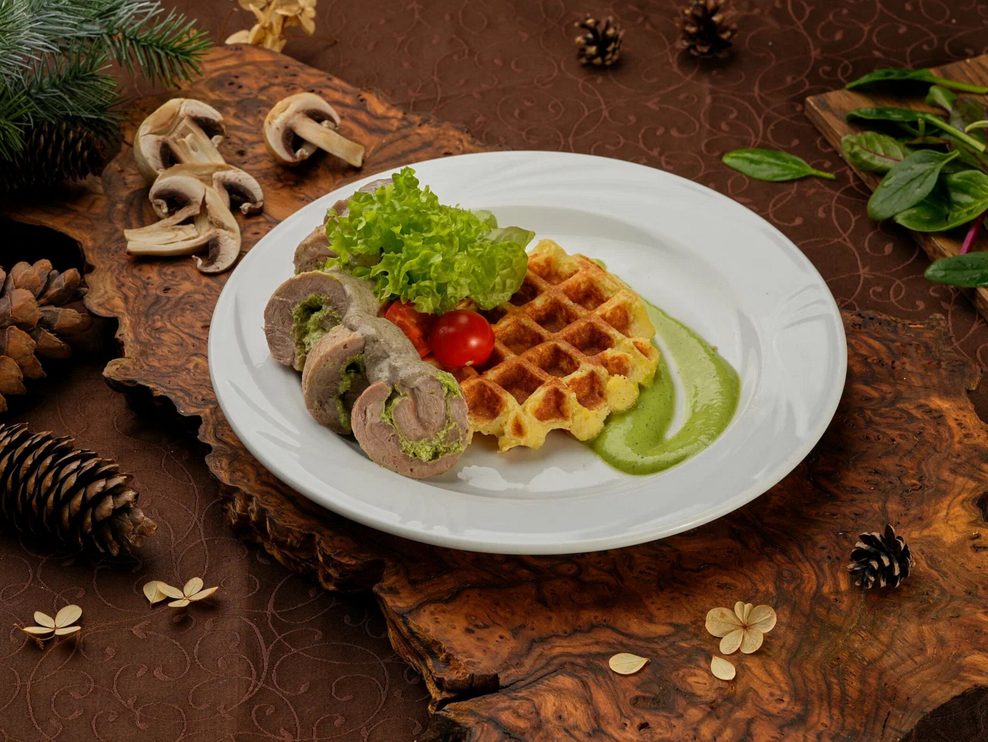 Блюдо европейской кухни в ресторане «Аркадия» — горячее с гарниром