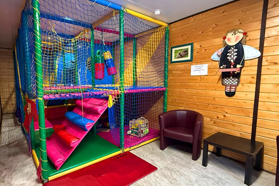 Настольные и подвижные игры в игровой зоне базы «Аркадия»