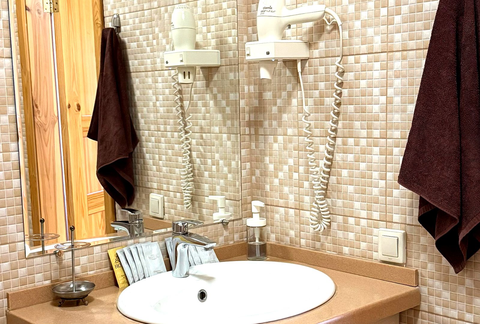 домик у соснового бора на турбазе Аркадия