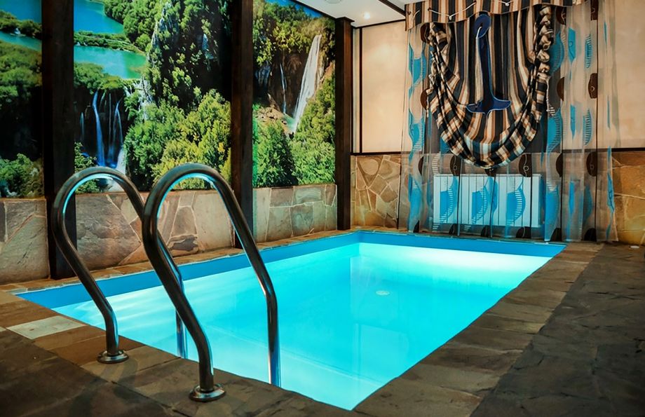 Бассейн в бане с подсветкой и каменной отделкой