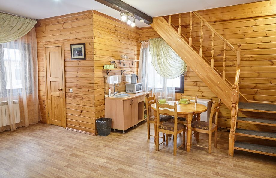 Кухня и обеденная зона дома на 12 человек с деревянной мебелью