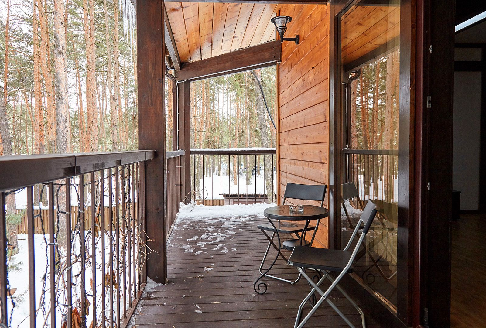 двухместный номер Аркадия Белгород, интерьер двухместного номера, балкон с видом на сосновый лес