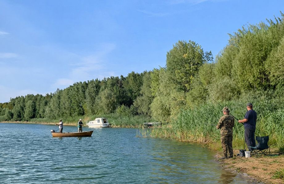 Рыбалка на озере рядом с базой отдыха «Аркадия» в тёплый сезон
