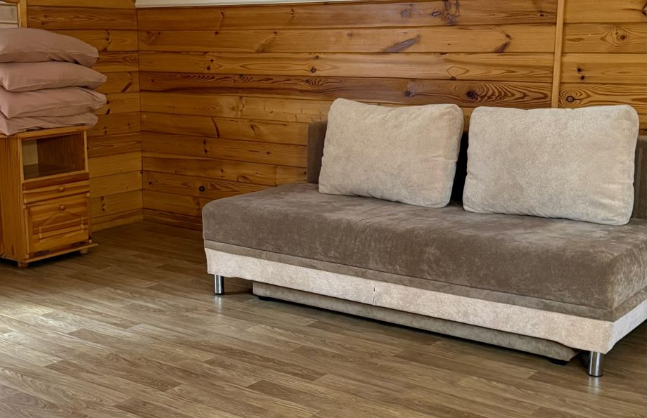 Гостиная зона дома на 6 человек с диваном