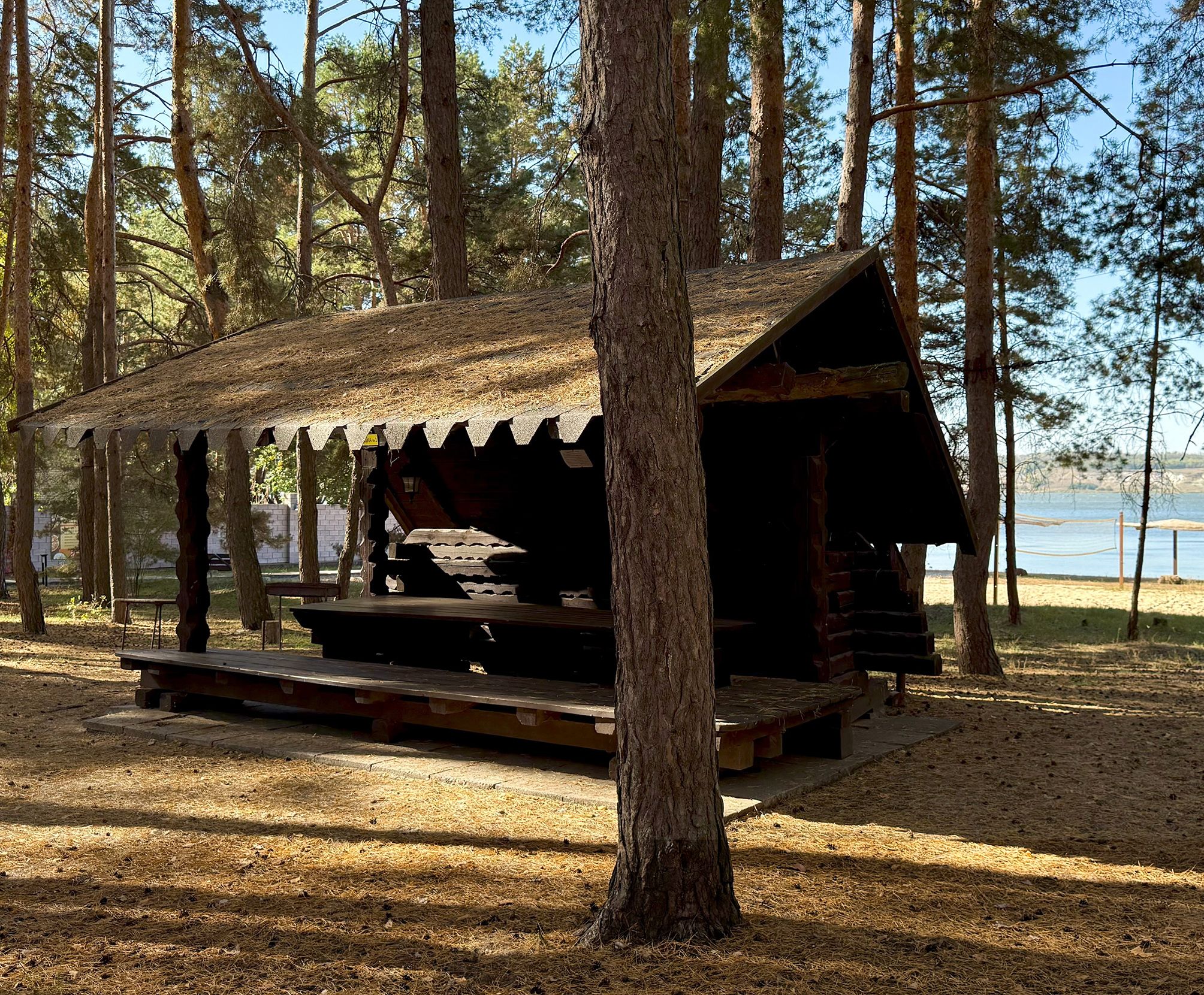 Беседка для отдыха на территории базы отдыха рядом с лесом