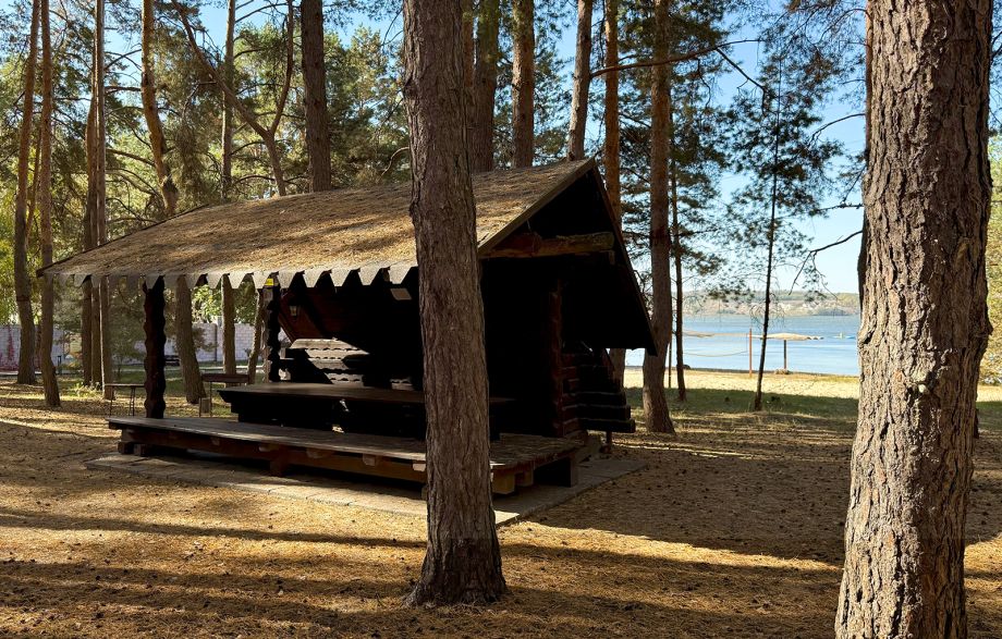 Летняя беседка открытого типа на базе отдыха "Аркадия" вблизи водоема у Белгорода