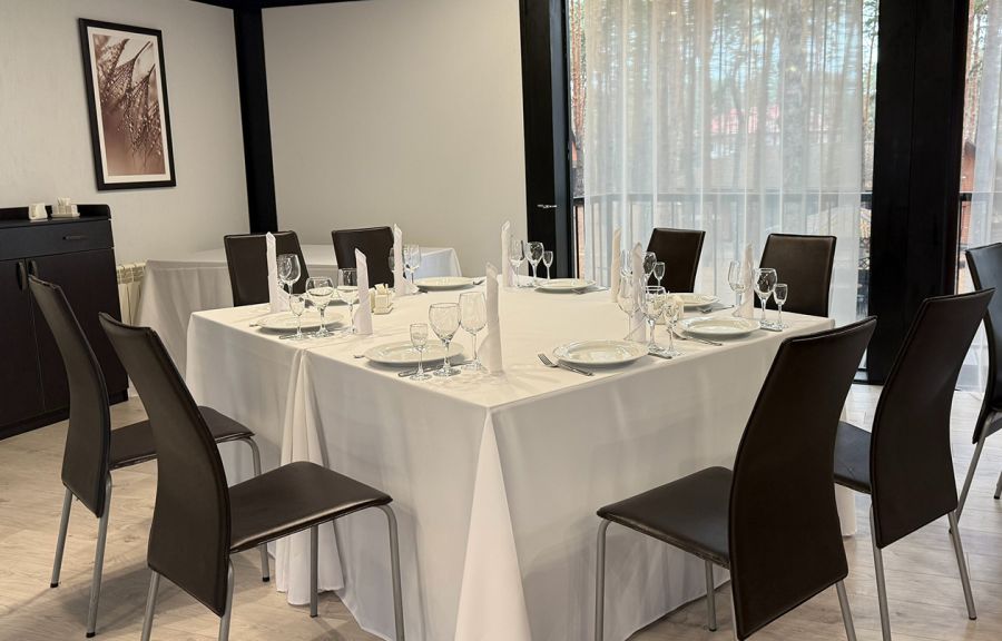 Камерный банкетный зал на втором этаже базы отдыха «Аркадия» для торжеств до 50 гостей