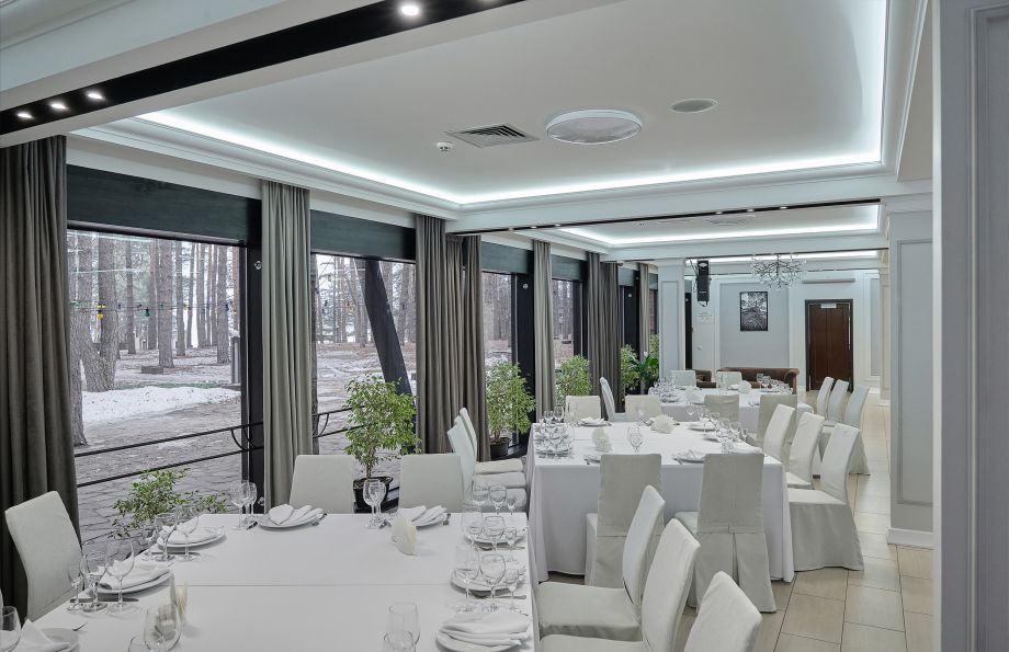 Банкетный зал ресторана в сосновом лесу недалеко от Белгорода