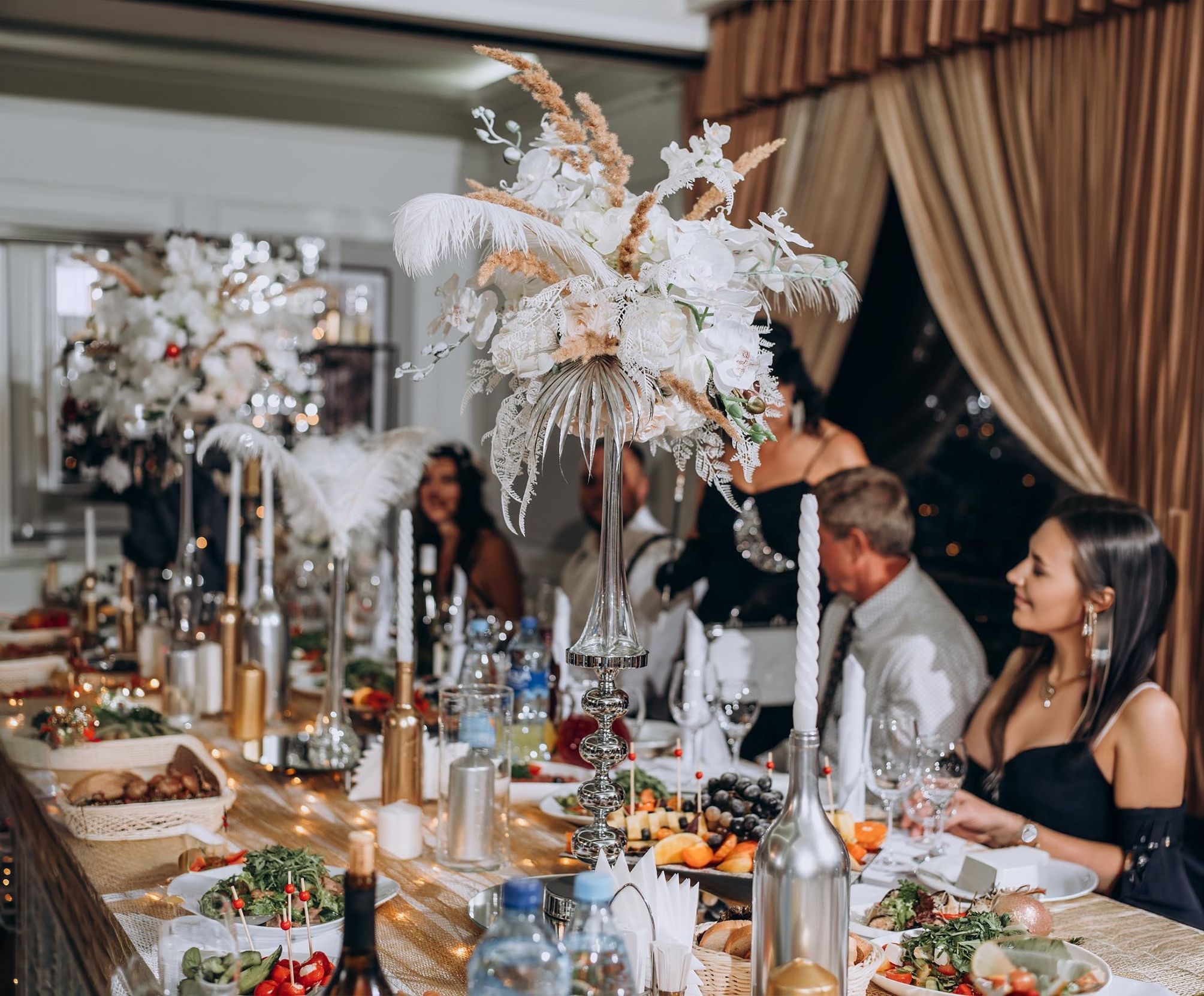 Праздничный банкетный стол на мероприятии базы отдыха «Аркадия»