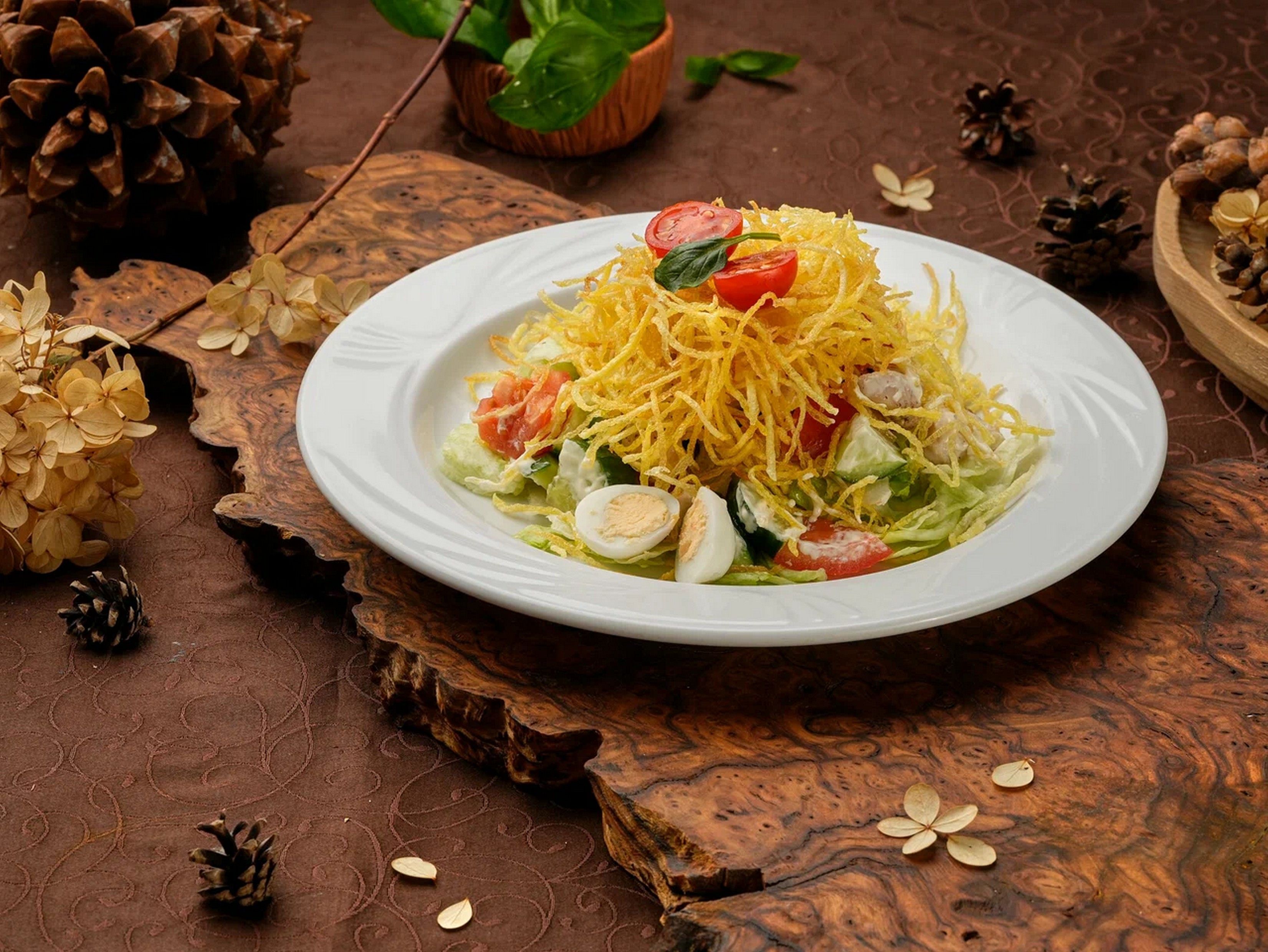 Салат с курицей и овощами в ресторане «Аркадия»