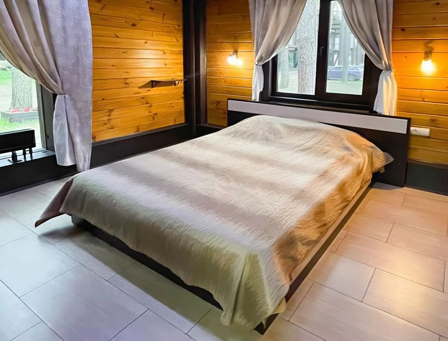 Коттедж на базе отдыха «Аркадия» – большая двуспальная кровать