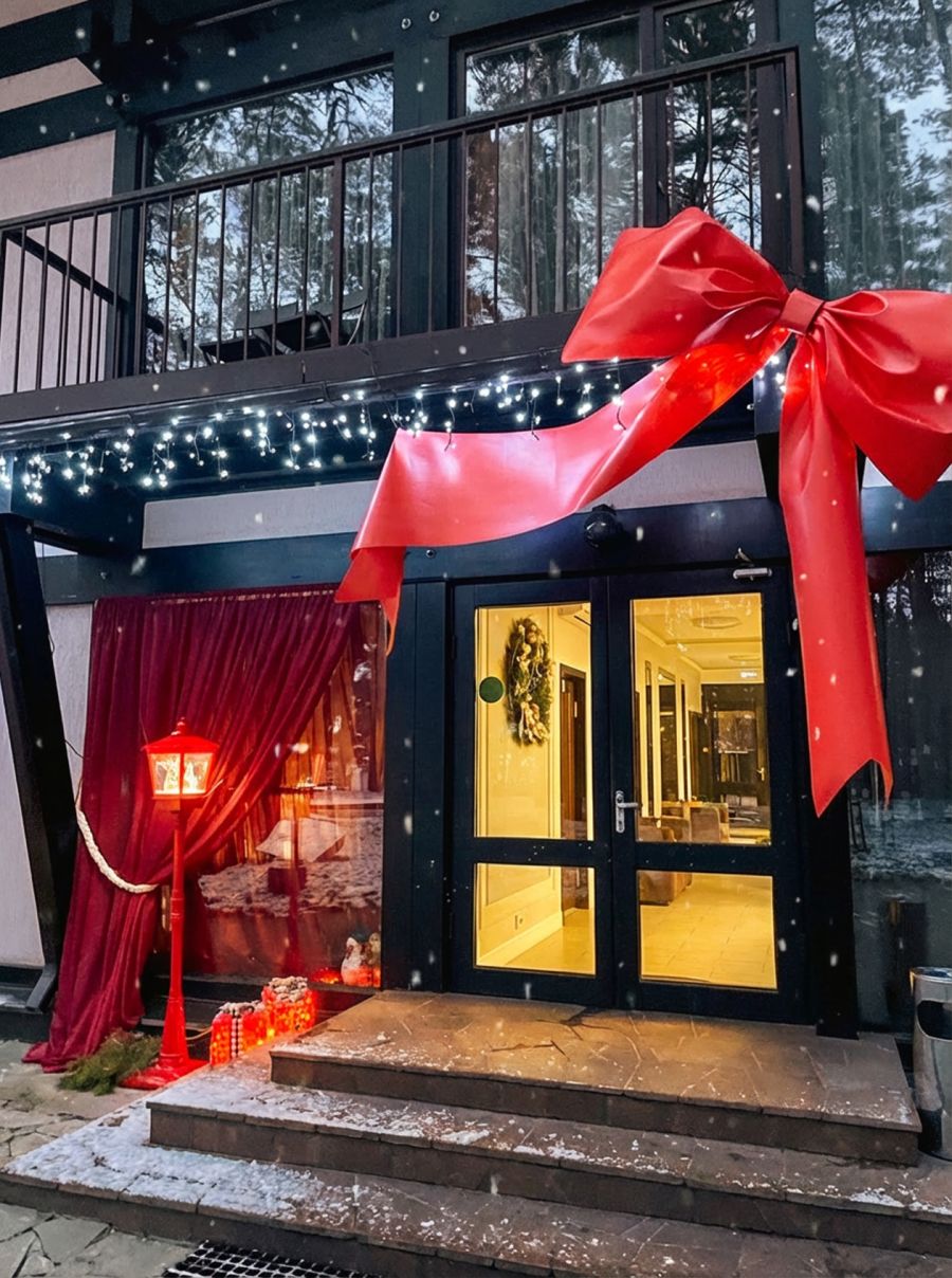 Просторный зал с панорамными окнами для свадьбы на 100 человек на базе отдыха «Аркадия»