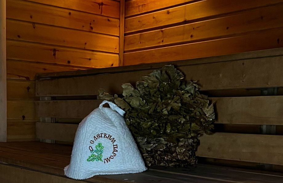 Парная в бане с деревянными полками и банными вениками