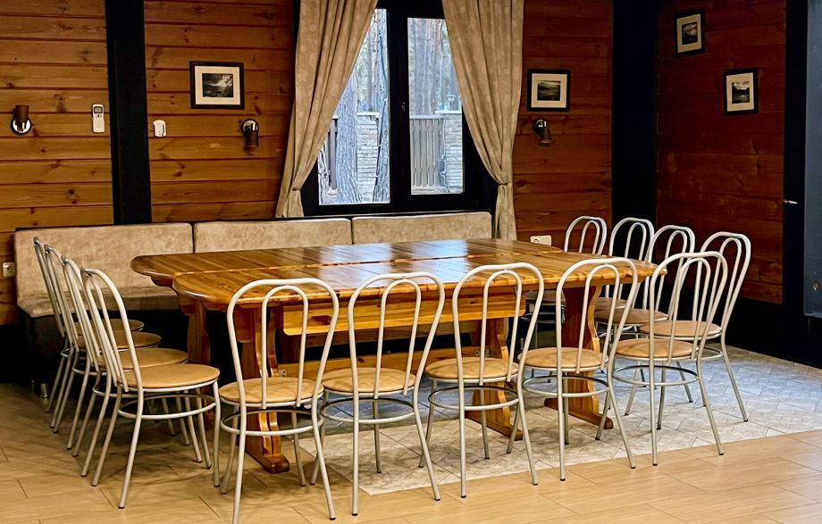 Интерьер коттеджа на базе отдыха «Аркадия» – обеденная зона с большим столом для отдыха компанией