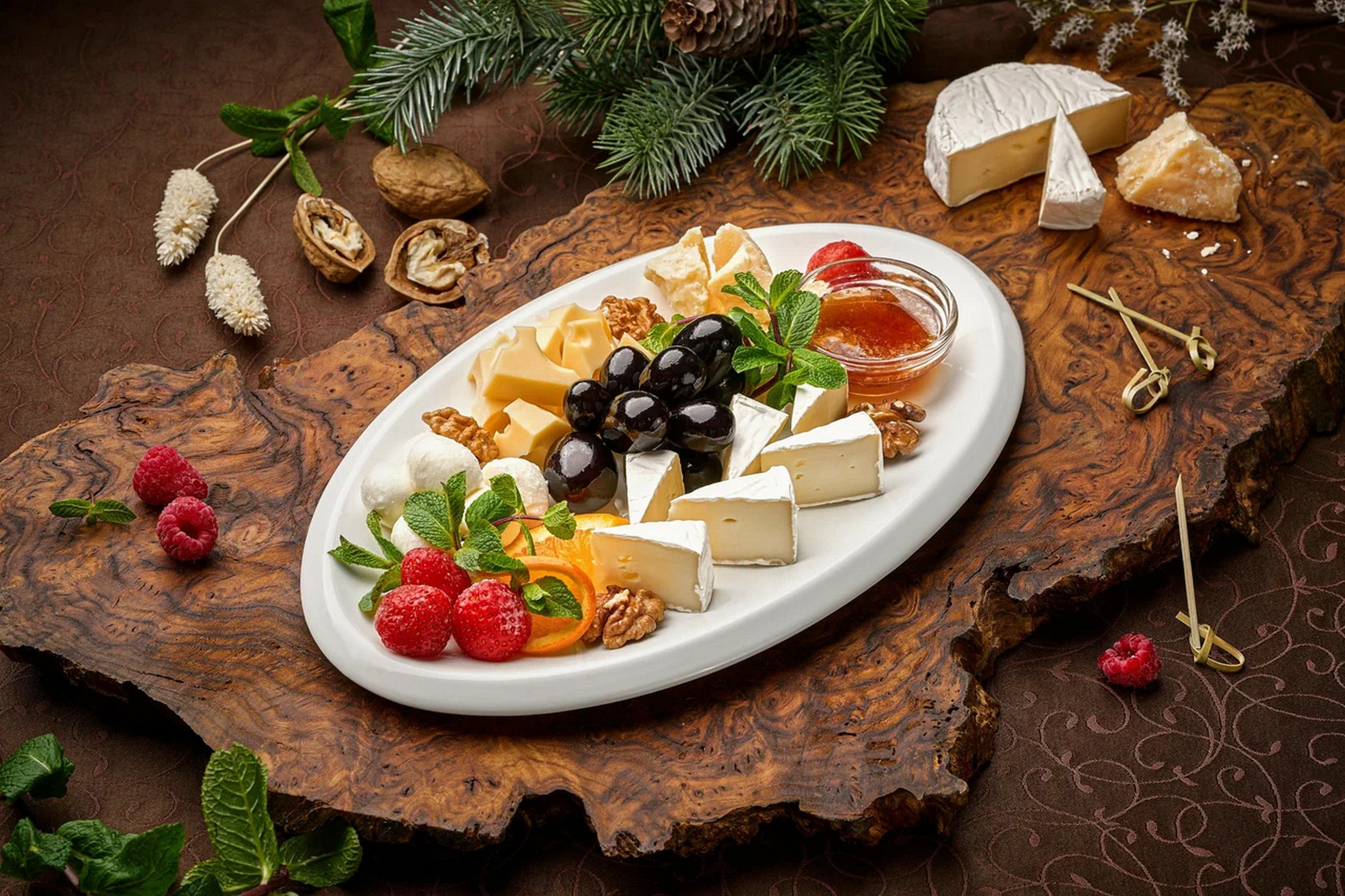 Сырная тарелка и закуски в ресторане «Аркадия»