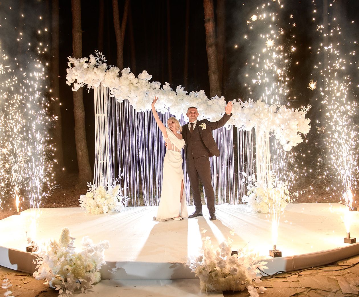 Свадебный банкетный зал базы отдыха «Аркадия» с сервированными столами