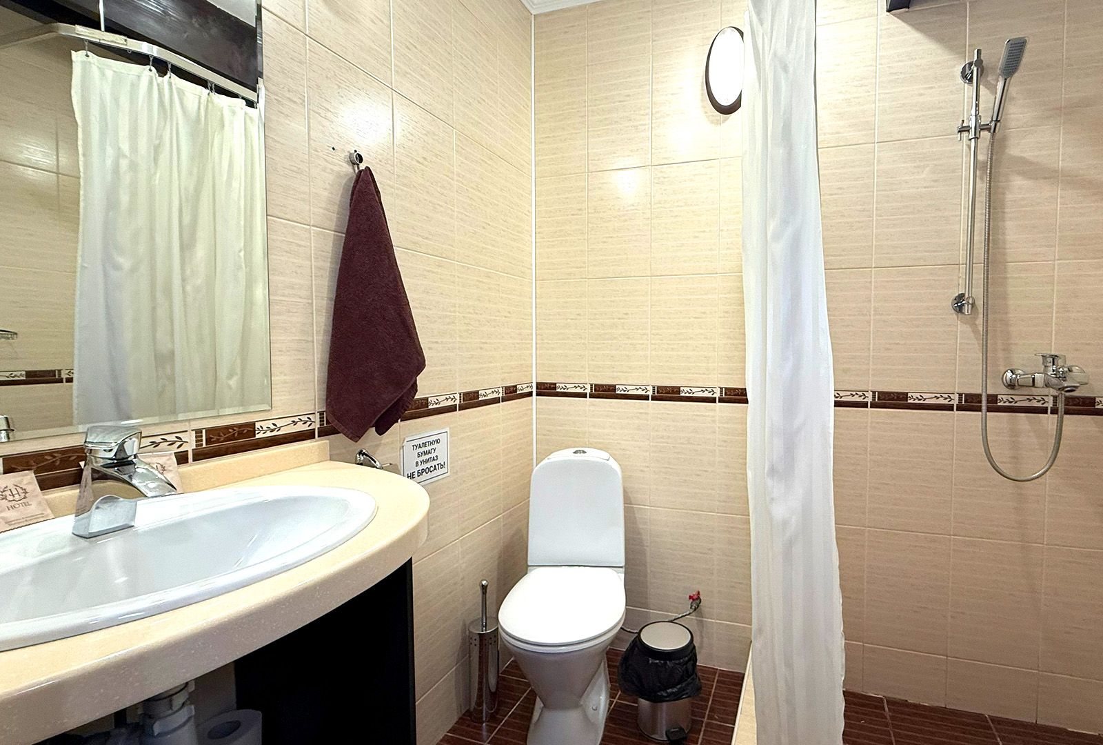 балкон двухместного номера с видом на сосны