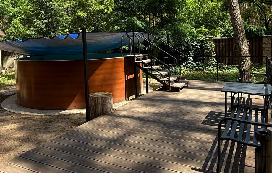 Бассейн рядом с коттеджем на базе отдыха «Аркадия» – отдых на природе и приготовление на открытом воздухе