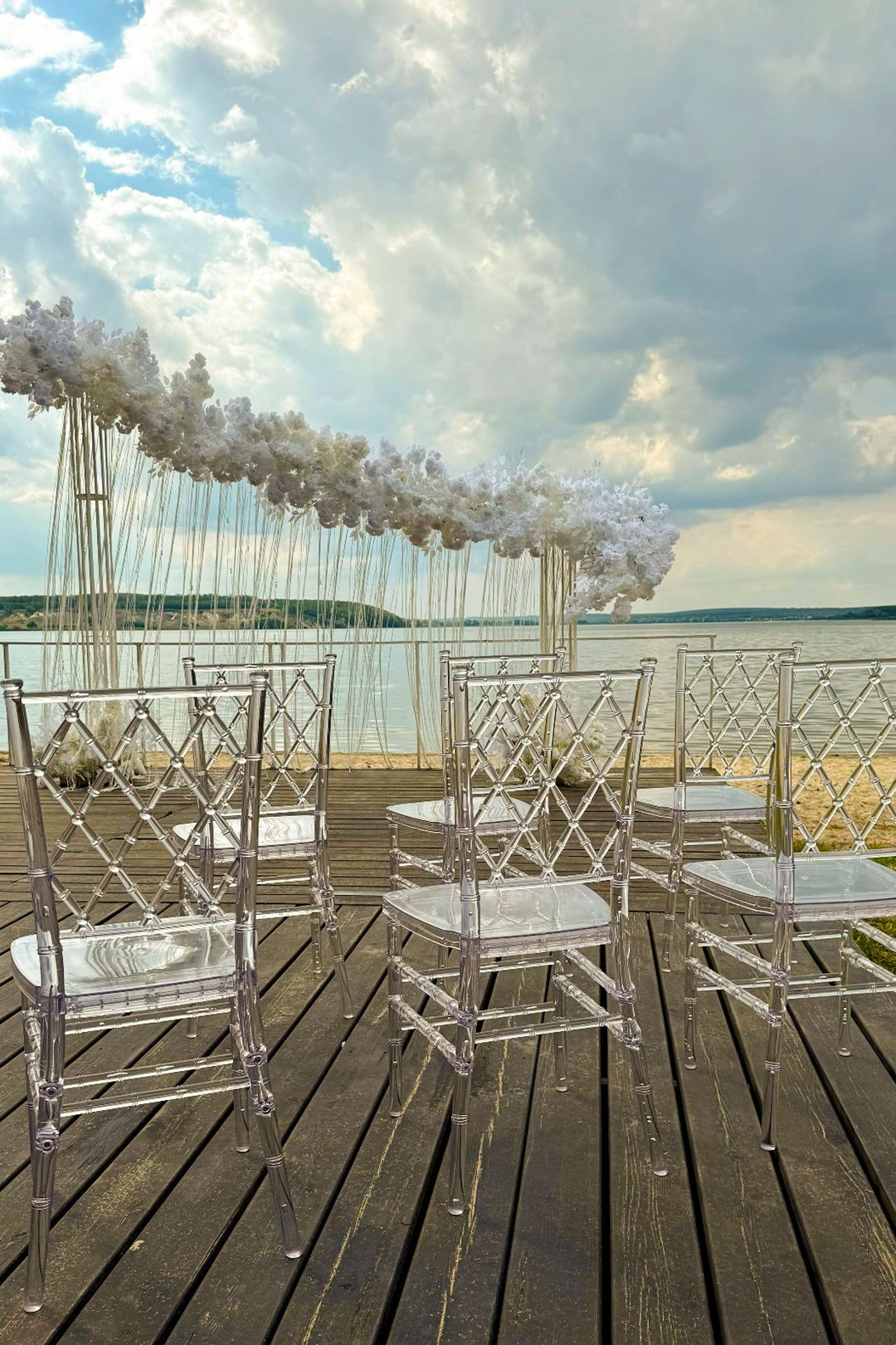 Праздничный свадебный стол в ресторане «Аркадия» на загородной территории