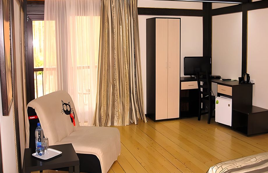 Гостиная зона трехместного номера с мягкой мебелью