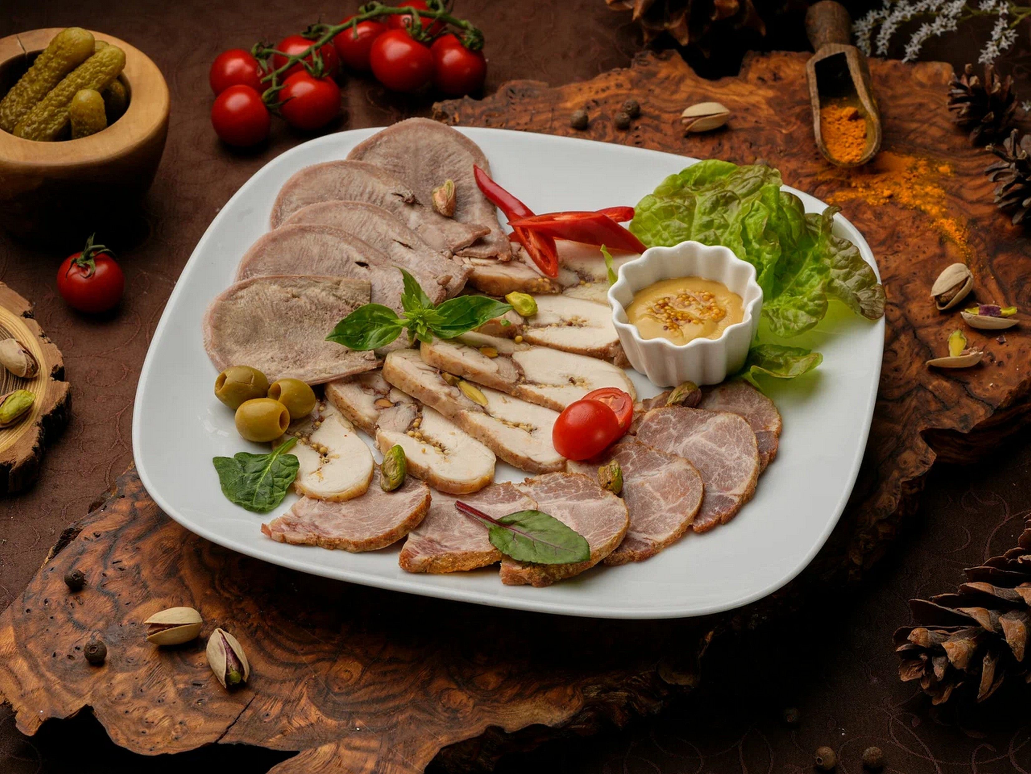 Холодные мясные закуски и ассорти в ресторане «Аркадия»