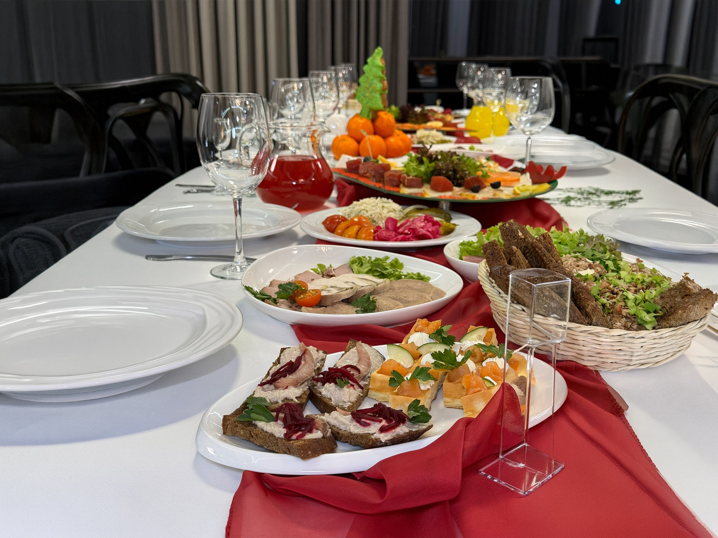 Ресторан загородного комплекса "Аркадия" - обеденная зона для гостей и мероприятий