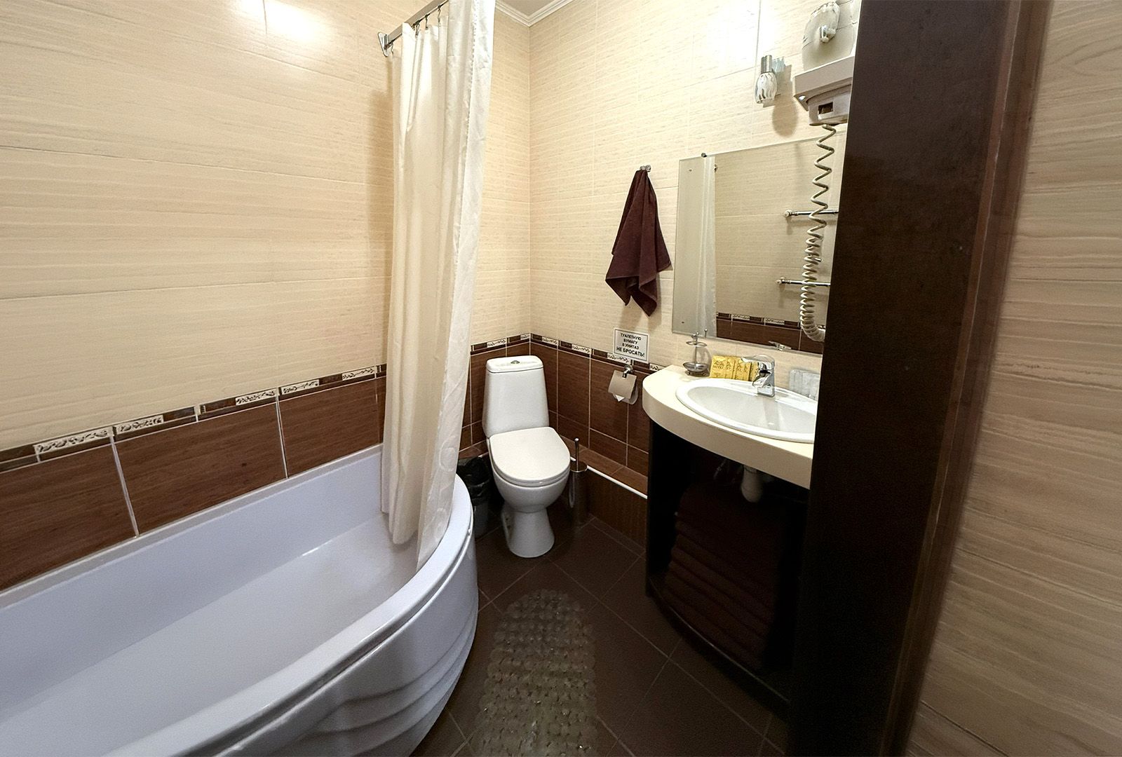 спальная комната с двуспальной кроватью домик на 12 человек