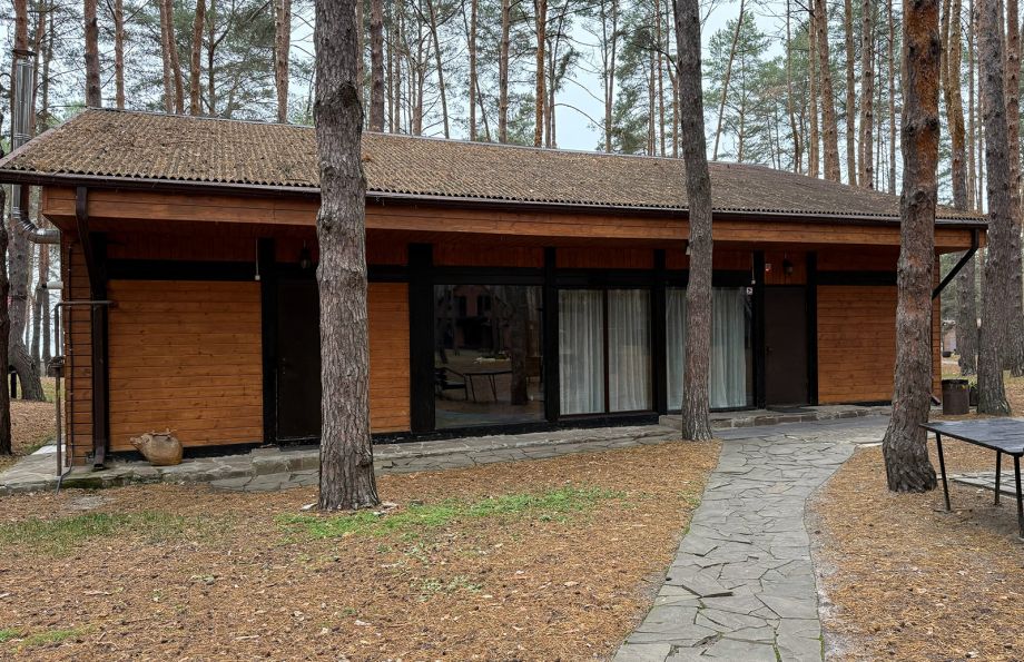 Каменная беседка закрытого типа для комфортного отдыха на природе