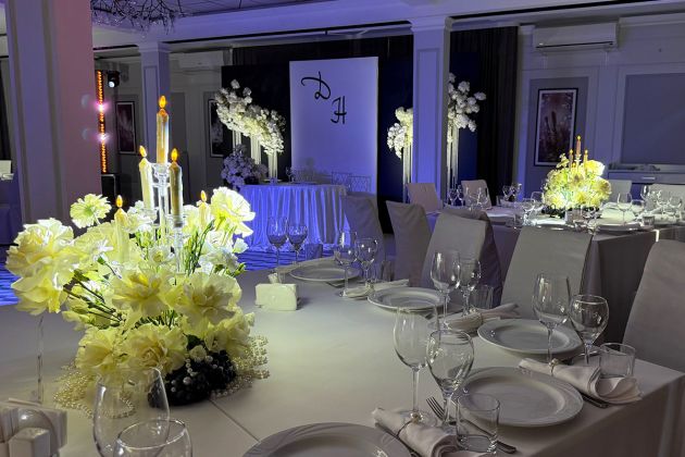 Ресторан базы отдыха «Аркадия» красивый зал и сервировка