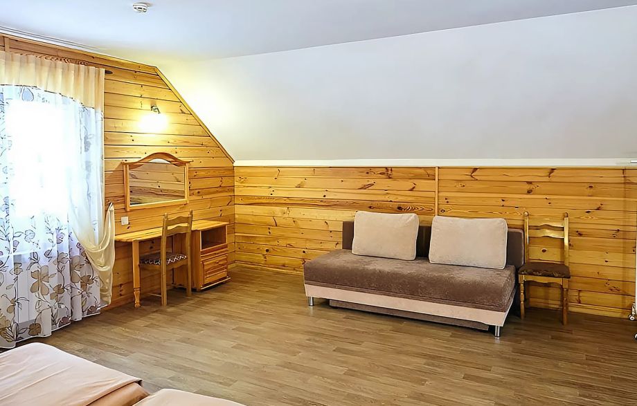 второй этаж деревянного домика на базе отдыха "Аркадия"