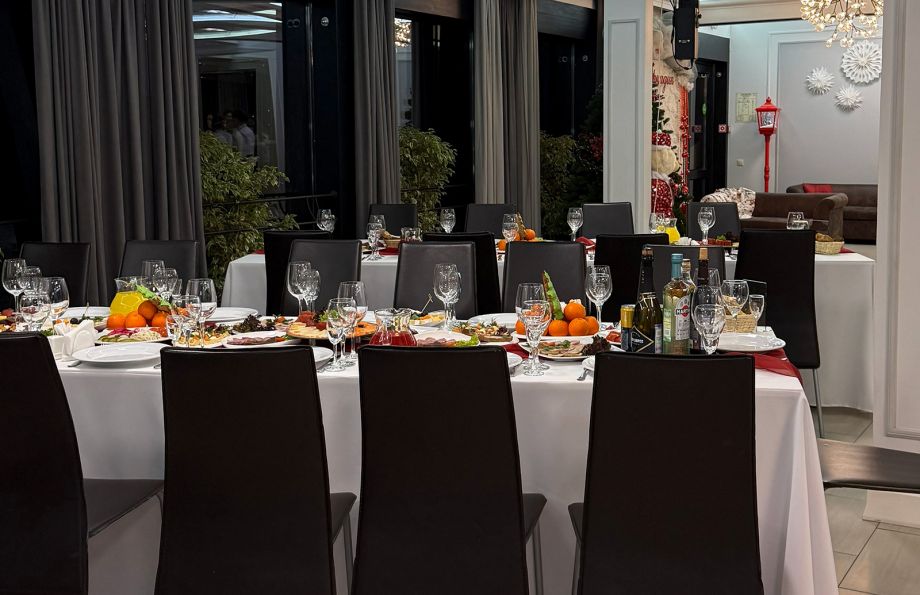 Посадочная зона малого зала ресторана «Аркадия» в спокойной атмосфере